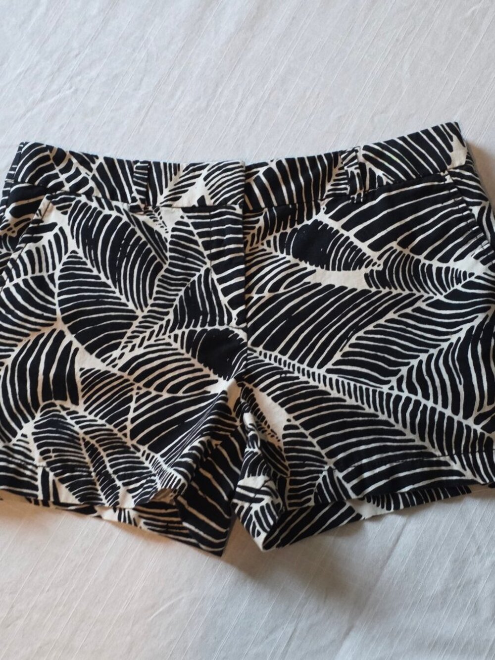 LOFT Tropical Leaf Print Shorts Black White Size 8 Resortwear